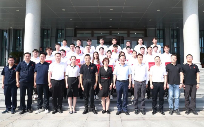 全國首次智能制造專業(yè)技術(shù)等級證書和職稱認(rèn)定證書頒發(fā)儀式在榮程集團舉行