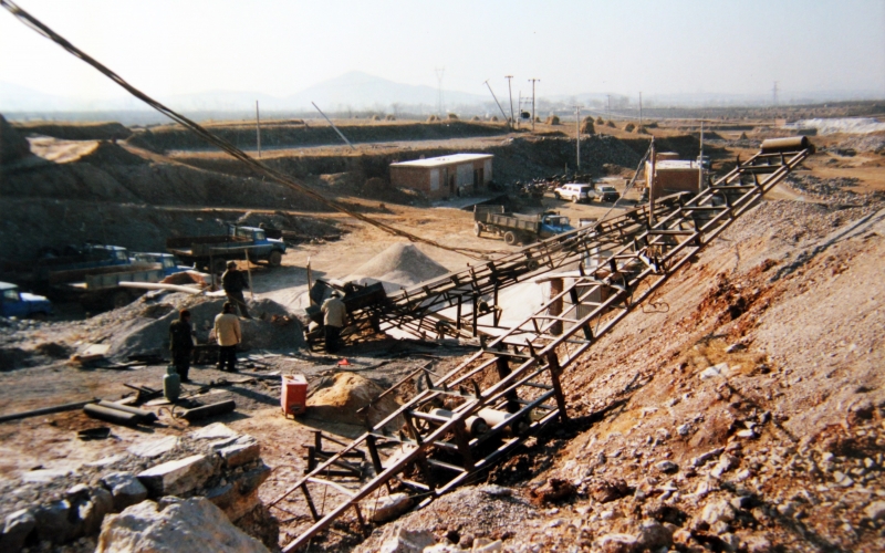 1994年，設(shè)立順達(dá)冶金原料廠走上實(shí)業(yè)報(bào)國(guó)之路