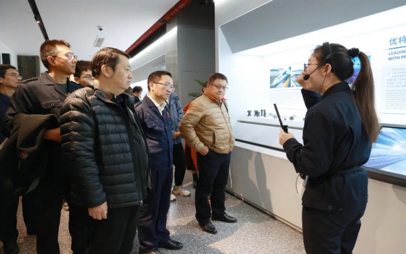 天津大學宣懷學院院長、九安醫(yī)療董事長劉毅一行到榮程集團參觀調研