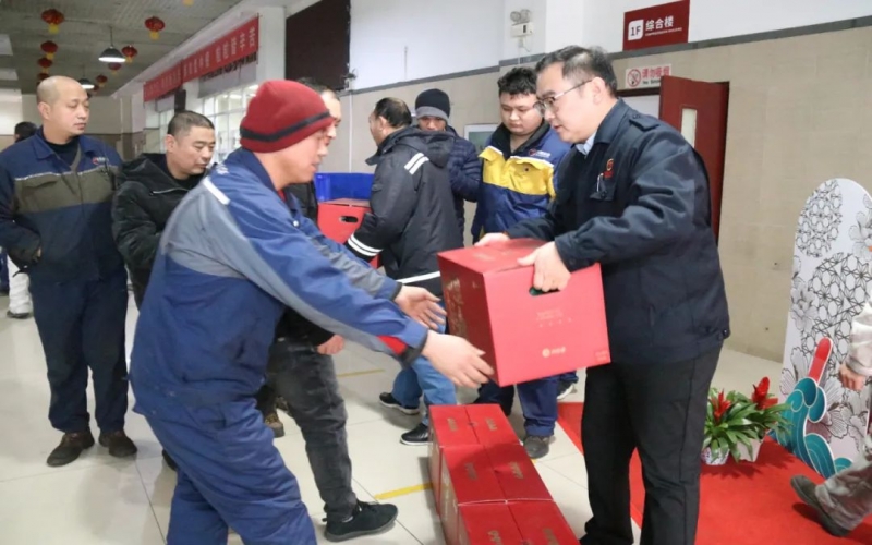 榮程鋼鐵集團(tuán)開展“春節(jié)送溫暖 情暖職工心”慰問(wèn)活動(dòng)
