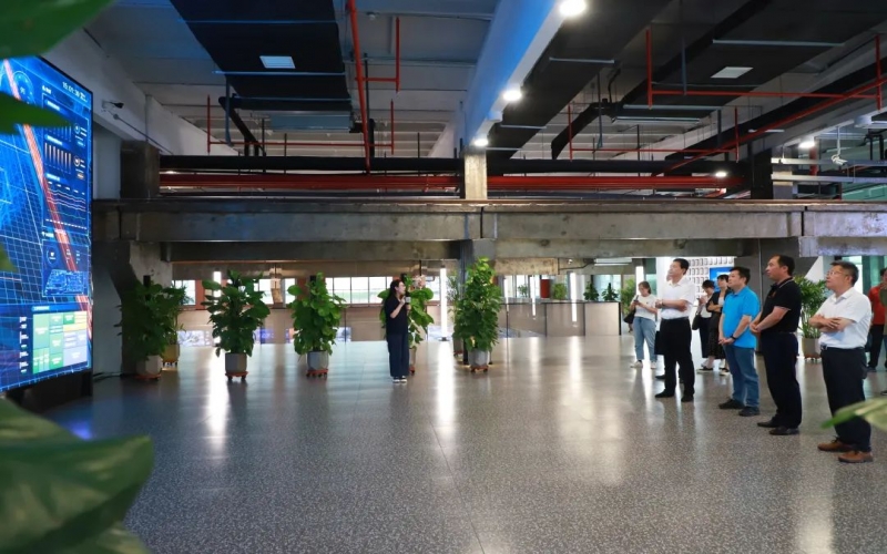 北辰區(qū)政協(xié)黨組成員、副主席李廣明一行到榮程集團參觀調(diào)研