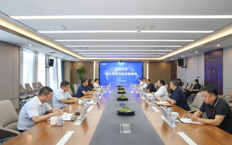 榮程集團董事會主席張榮華與太平洋產(chǎn)險天津分公司黨委書記、總經(jīng)理成軍座談交流