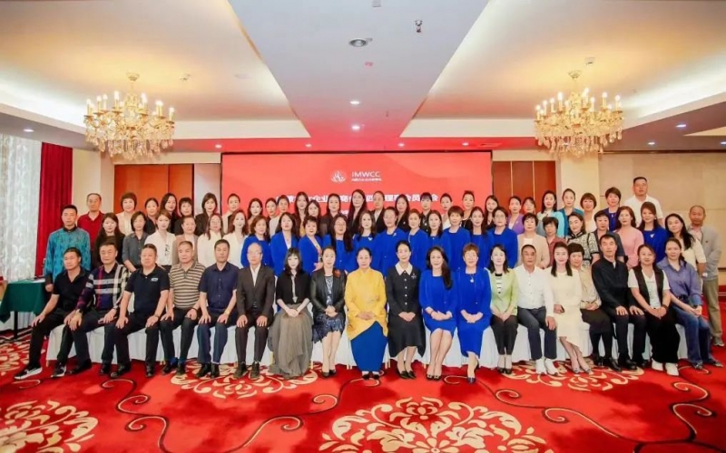 全聯(lián)女企業(yè)家商會(huì)會(huì)長(zhǎng)、榮程集團(tuán)董事會(huì)主席張榮華出席內(nèi)蒙古女企業(yè)家商會(huì)第四屆理事會(huì)員大會(huì)