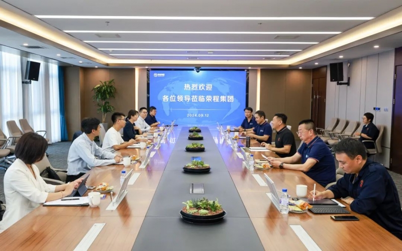 一汽解放新能源事業(yè)部黨委書(shū)記、總經(jīng)理裴國(guó)權(quán)一行到榮程集團(tuán)座談交流