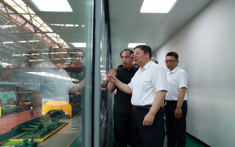 天津市總工會(huì)黨組書記楊春武深入榮程鋼鐵集團(tuán)開展“夏送清涼”慰問活動(dòng)