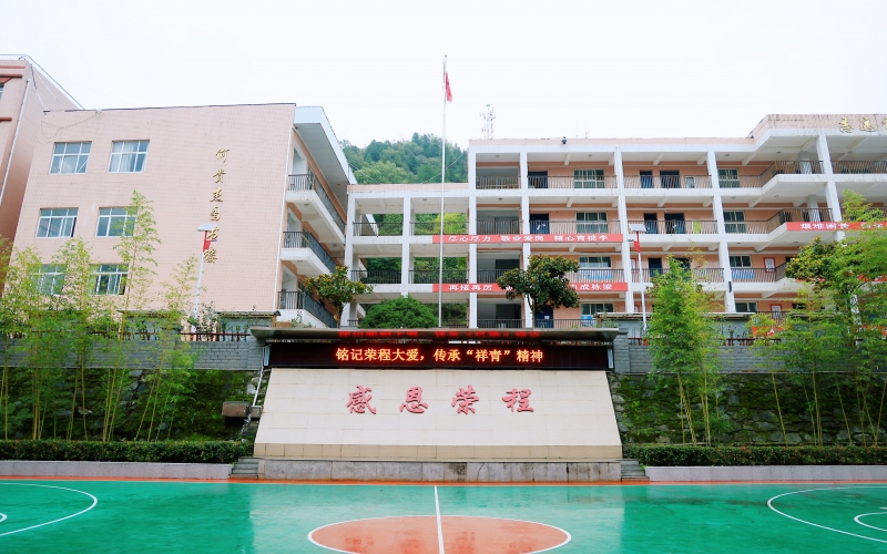 十七年深情伴成長，十五載回訪續(xù)華章 —— 榮程集團董事會主席張榮華一行回訪略陽榮程中學(xué)